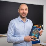 Thomas Lutter, enseignant et auteur des Éditions ÉduGraphik, tenant son livre L'Art des Aides-Mémoire